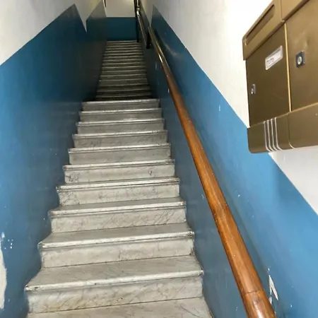아파트 The Singer's House *